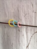 runde Maschenmarkierer in 3 Größen und Farben auf Stricknadel