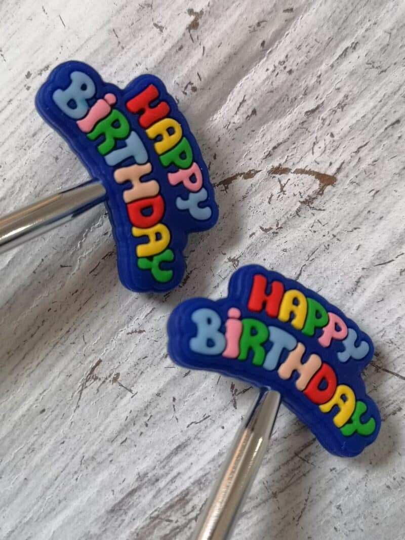 Maschenstopper happy birthday auf den Nadeln